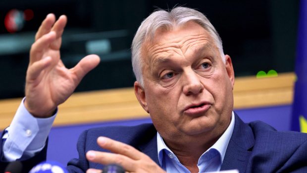 „Te-ai vândut lui Putin și lui Xi”. Momentul în care activistul care a întrerupt discursul lui Viktor Orbán, la o conferință de presă de la Strasburg, e pus la pământ | VIDEO