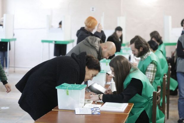 Comisia electorală din Georgia va renumăra parțial voturile contestate. Secțiile, alese aleatoriu