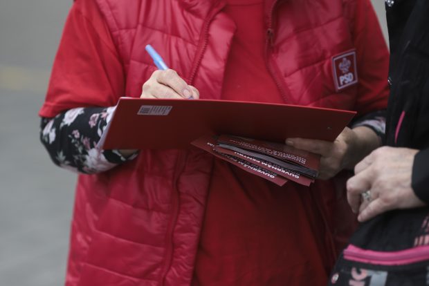 Goana după autograful doamnei Popescu
