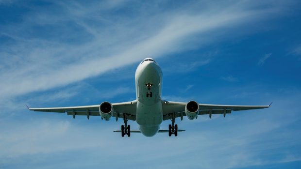 Bărbat arestat după ce s-a urcat într-un avion greșit. Toți pasagerii au trebuit dați jos din avion