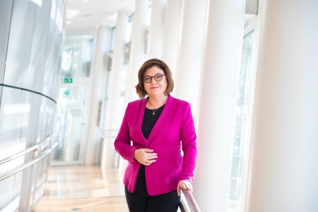 (P) Șoferii români, între scumpirea benzinei și mașinile electrice: ce soluții propune Adina Vălean