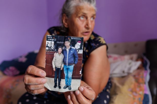 Pe urmele lui Ionuţ Geană, copilul dispărut după ce a fost dus de rude la un saivan din Tulcea unde era „om de curte”.  „L-am văzut când pleca cu o maşină roşie, cu unu’ tatuat”