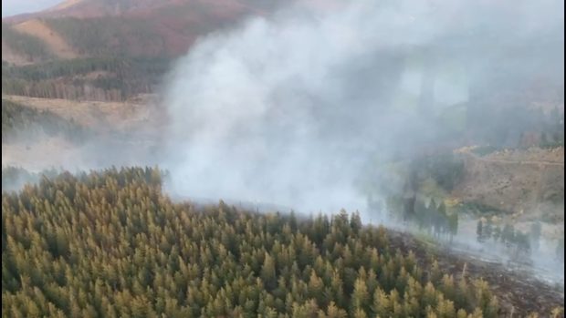 Pompierii din Brașov continuă stingerea incendiului din Munţii Făgăraş, care a început în weekend. Imagini din elicopter