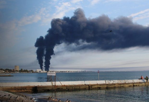 Explozie puternică la terminalul petrolier din Crimeea, care arde de cinci zile. Localnicii se plâng de grețuri și tuse | VIDEO