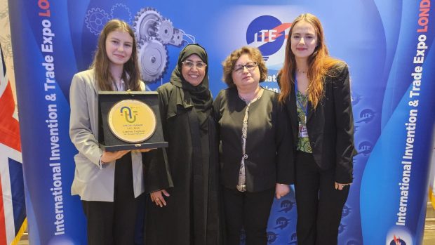 Medalie de aur la Salonul de inventică ITE din Londra pentru două eleve din Suceava. Dispozitivul creat a stârnit admirația juriului