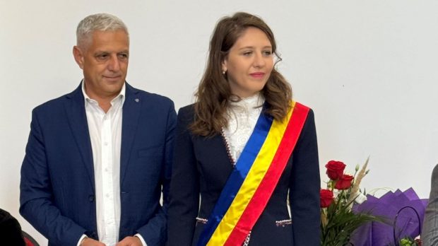 Cea mai tânără primăriță din Argeș a depus jurământul. „A preluat destinele celei mai mari comune din județ” | VIDEO