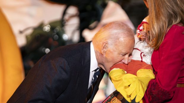 Joe Biden a mușcat în glumă mai mulți bebeluși în timpul unui eveniment de Halloween | VIDEO