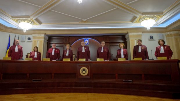 Neînțelegeri între judecătorii CCR care au respins candidatura Dianei Șoșoacă la președinție. Reprezentanta PNL nu semnează motivarea
