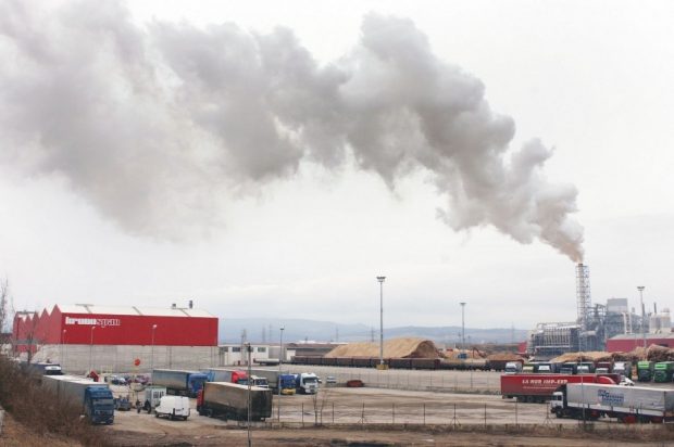 Compania austriacă Kronospan, suspectată că poluează atmosfera cu substanțe periculoase. Percheziții pe platforma industrială din Sebeș și la APM Alba