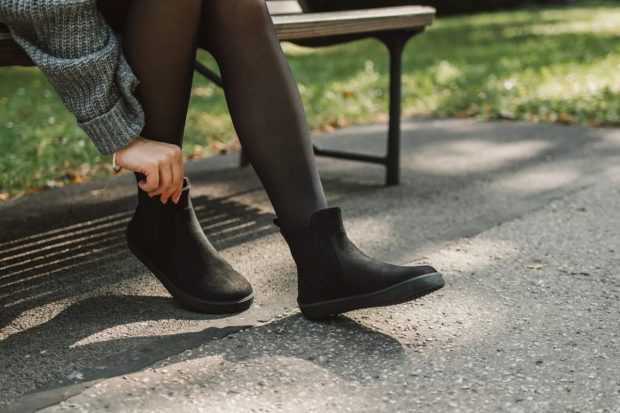Pantofi barefoot: Cum ne pregătim corect picioarele pentru sezonul rece