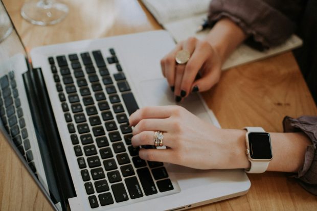 Ghidul achizițiilor online: Ce trebuie să știi înainte de a cumpăra gadgeturi