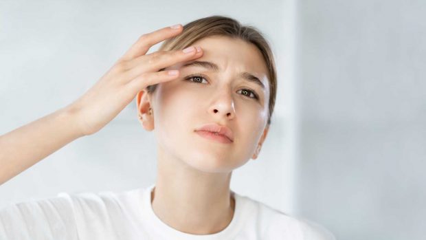 Îngrijirea tenului gras – soluții eficiente pentru a controla excesul de sebum