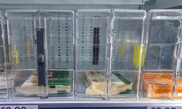Magazinele din Rusia pun pachetele de unt în containere speciale cu cipuri din cauza numărului tot mai mare de furturi | VIDEO