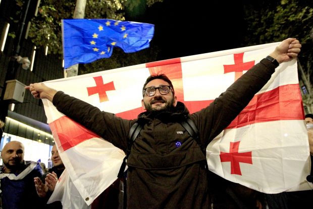 Zeci de mii de manifestanţi pro-UE au mărşăluit în Georgia, înainte de alegeri: „Europa sau întoarcerea la un trecut rusesc incert” | VIDEO