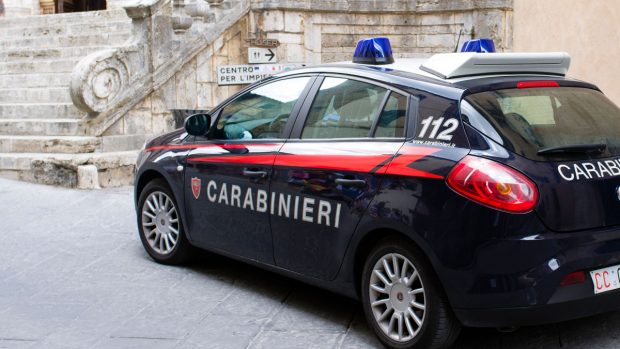 O italiancă geloasă pe iubita româncă a fiului ei s-a dus la poliție și a cerut ca tânărul să fie arestat