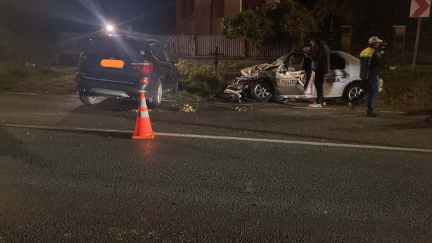 Doi polițiști, răniți într-un accident pe DN7, în Argeș. Autospeciala de Poliție, lovită frontal de o mașină care a intrat pe contrasens | VIDEO
