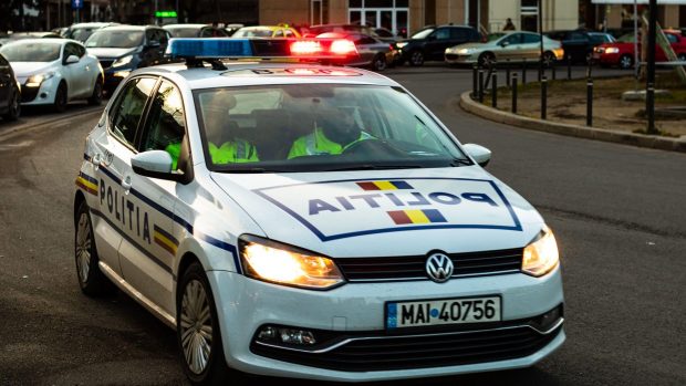 O fetiță de 9 ani din Tulcea a sunat la 112 și a spus în șoaptă că vrea să comande o pizza. Șase polițiști și cinci jandarmi au căutat-o prin oraș