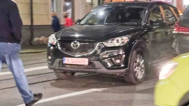 Un șofer de 19 ani și-a parcat mașina pe șine și a blocat zece tramvaie mai mult de o oră, în Iași. Când a apărut, era în pijamale și râdea