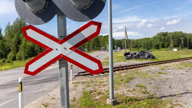 Un autoturism a fost lovit din plin de un tren pe magistrala București – Craiova. O tânără de 21 de ani a murit în accident