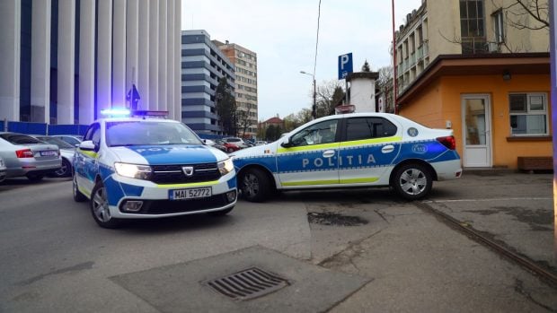 Tânără din Capitală, reținută după ce a aruncat la gunoi o imprimantă căzută de pe mașina polițiștilor