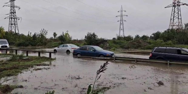 Locuințe și străzi inundate de ploi, pe litoral. Un cod galben de vânt este în vigoare miercuri