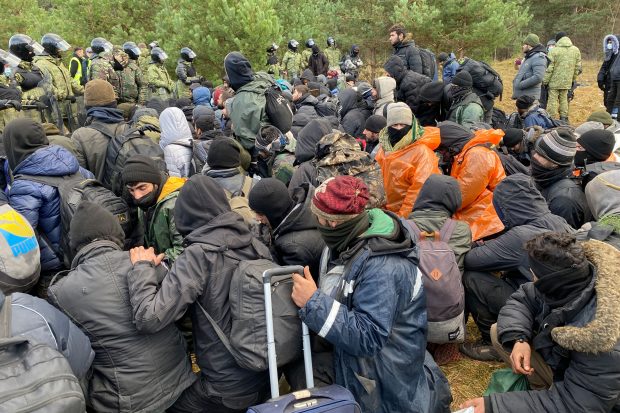 Rusia și Belarusul recrutează infractori și teroriști din Siria și îi aduc ca „migranți” la granița cu Polonia, acuză Donald Tusk