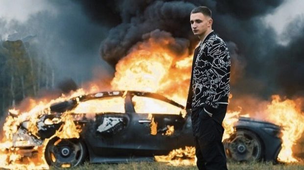 Bloggerul milionar rus care și-a ars Mercedesul în direct ar putea fi trimis cu forța să lupte în Ucraina