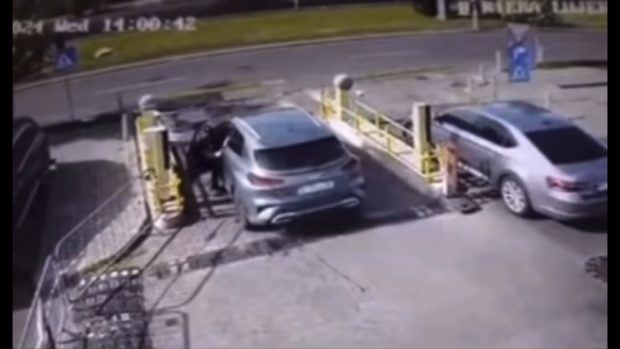 Momentul în care o mașină se răstoarnă la intrarea în Pasajul Lujerului din București | VIDEO