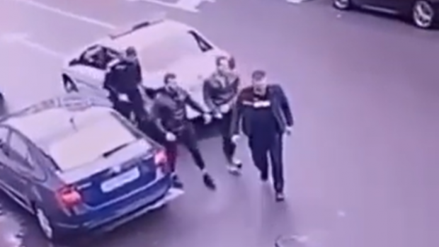 Soția unuia dintre spărgătorii bancomatului din Arad, anchetată, după ce i-a ajutat să fugă de sub escorta Poliției | VIDEO
