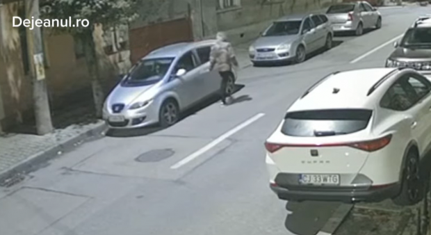 Momentul în care un bărbat vandalizează mai multe mașini parcate, în Dej | VIDEO