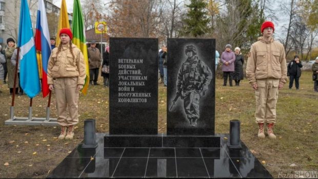 Pe un monument din Rusia dedicat soldaților ruși a fost pusă din greșeală imaginea unui soldat NATO
