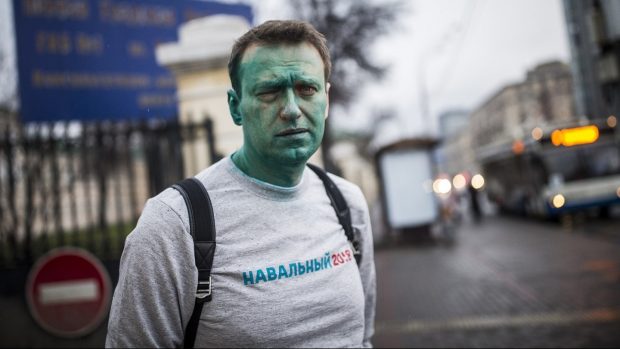 „I-am întins bucuros mâna și mi-a aruncat cu un lichid în față. Am crezut că îmi dăduse cu acid”. Fragmente exclusive din cartea „Patriot. Memorii” de Aleksei Navalnîi, care va apărea în România pe 22 octombrie (II)