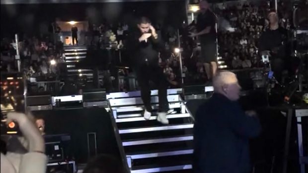 Nick Jonas a fugit panicat de pe scenă, după ce s-a speriat de un laser îndreptat spre el | VIDEO