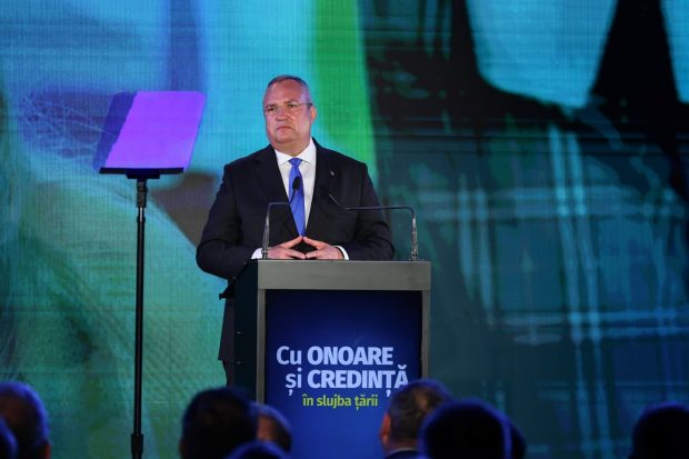 Ce nu s-a văzut la TV la lansarea candidatului Ciucă: aplauze în sală, șușoteli, supărări și deziluzie pe holuri. „Și-a bătut joc de toată munca noastră”