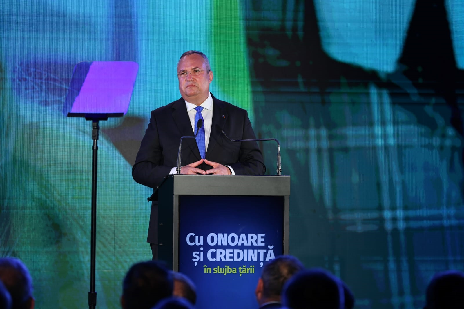 Ce nu s-a văzut la TV la lansarea candidatului Ciucă: aplauze în sală, șușoteli, supărări și deziluzie pe holuri. „Și-a bătut joc de toată munca noastră”