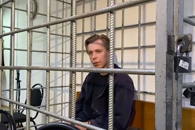 Tânărul rus bătut de fiul lui Ramzan Kadîrov pentru arderea Coranului riscă să fie condamnat la închisoare pe viață pentru „înaltă trădare”