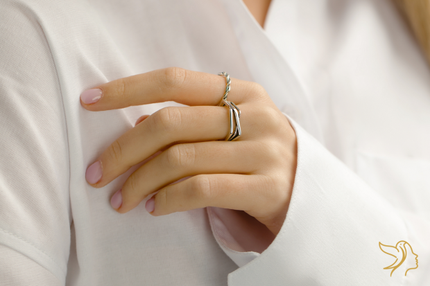 Bijuterii versatile, pe care orice femeie le adoră – iată topul inelelor din argint, pentru femei