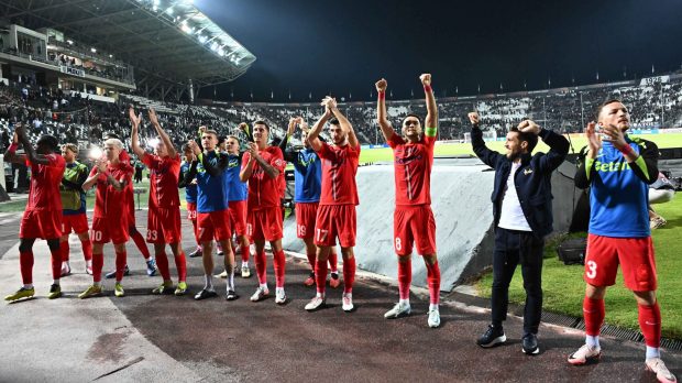 FCSB a câștigat la PAOK Salonic cu 1-0 după un final dramatic, în care echipa lui Răzvan Lucescu a lovit bara