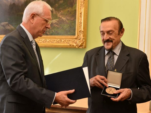 A murit Philip Zimbardo, coordonatorul controversatului proiect „Experimentul Stanford”