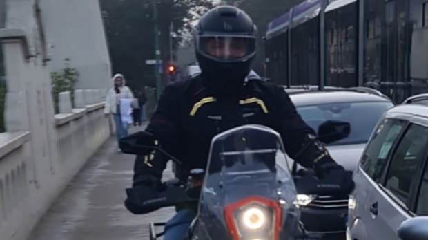 Un polițist a circulat cu motocicleta pe trotuar, în Timișoara și a devenit agresiv cu martorii I VIDEO 