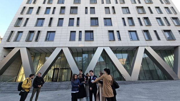 Cathedral Plaza din București poate fi demolată după 18 ani de procese, anunță Nicușor Dan. Cât costă și cum se poate face