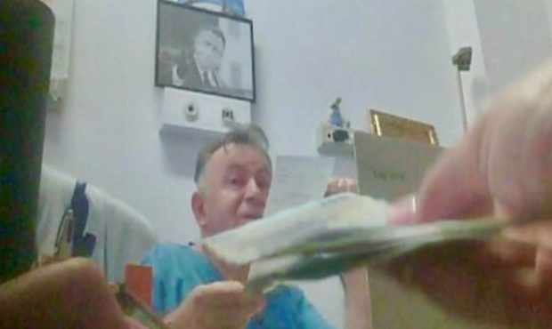 Imagini cu banii puși de un pacient pe biroul lui Nelu Tătaru, despre care procurorii susțin că sunt șpagă luată de fostul ministru al sănătății