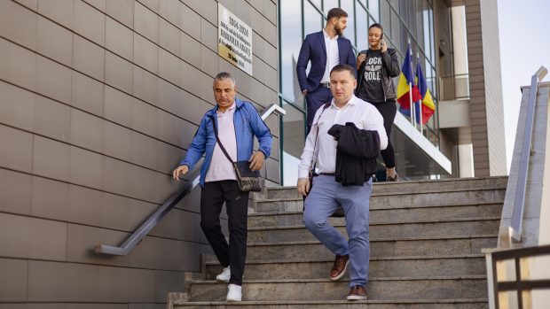 Noi mărturii în procesul polițiștilor acuzați că au omorât în bătaie un bărbat, în Autogara Pitești. Ultimele cuvinte ale victimei: „Mai vreau și eu o apă!”