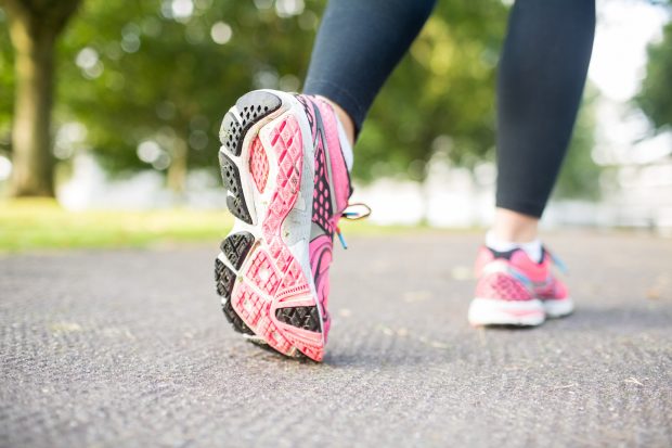 Plimbările cu opriri consumă mai multe calorii decât mersul continuu – Studiu
