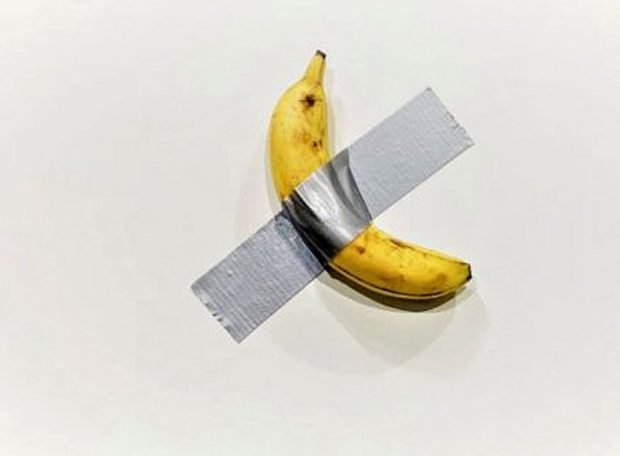 Banana lipită cu bandă adezivă pe perete, scoasă la licitație cu peste un milion de dolari. Opera de „artă” va porni într-un tur mondial