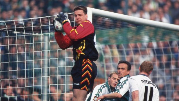 Fostul portar german Georg Koch, bolnav în fază terminală, joacă fotbal pentru ultima oară, pentru copiii suferinzi: „O să mă bucur de fiecare moment”