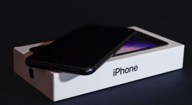 Apple plătește 77 de milioane de lire pentru a opri procesul legat de acuzațiile că iPhone-ul spionează utilizatorii