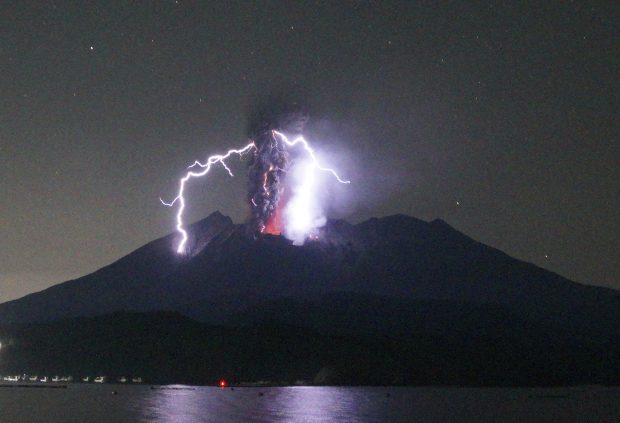 Imagini cu erupția vulcanului Sakurajima din Japonia