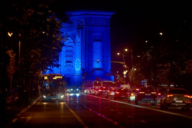 Un șofer disperat susține că a fost nevoit să dirijeze traficul într-o mare intersecție din București