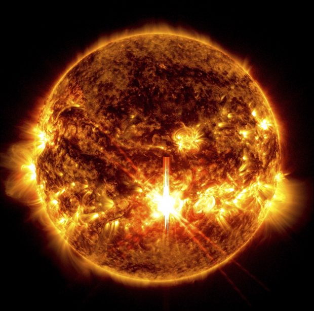 O erupție solară colosală, cea mai mare din ultimii ani, surprinsă în imagini de NASA. A urmat o furtună geomagnetică de gradul 3